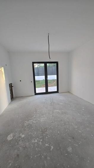 Duplex cu 4 camere cu Canalizare în Ostratu