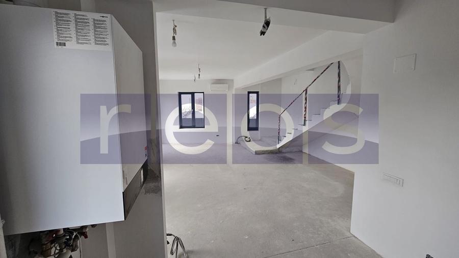 Casă individuală cu 9 camere cu Canalizare în Drumul Sării