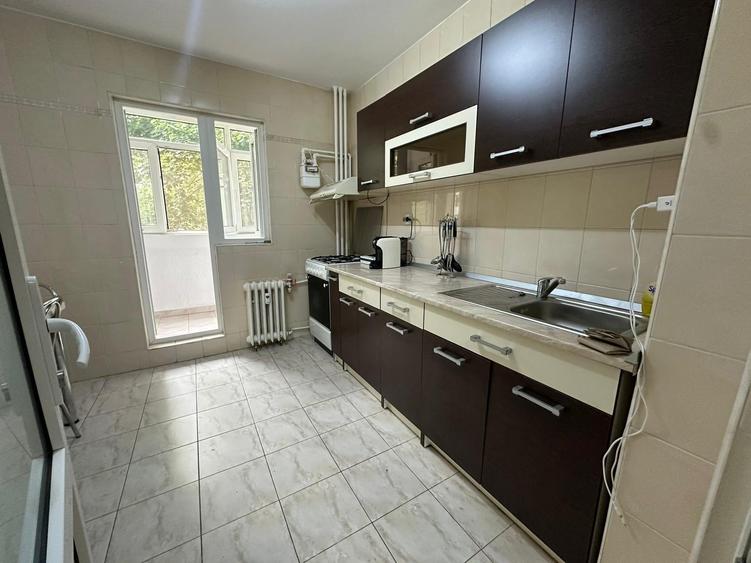 Apartament cu 3 camere semidecomandat în Gorjului