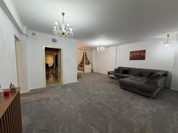 Apartament cu 3 camere decomandat, mobilat în Central