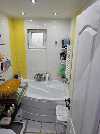 Apartament cu 3 camere semidecomandat, mobilat în Zimbru