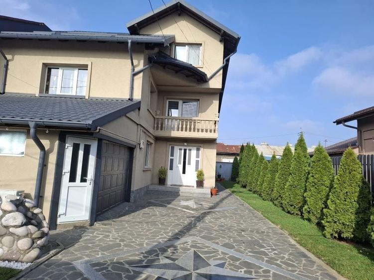 Casă cu 4 camere decomandat în Central