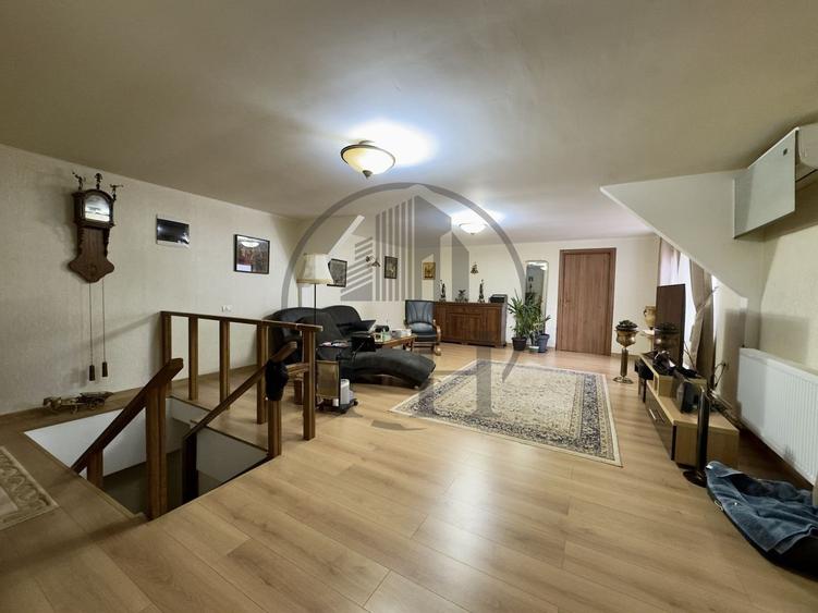 Casă individuală cu 14 camere cu Canalizare în Central