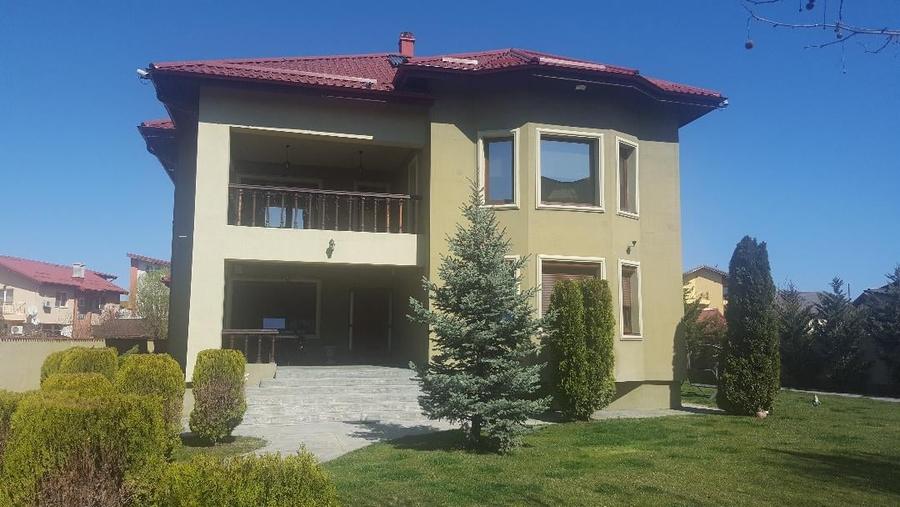 Casă individuală cu 10 camere cu Teren 1300 Mp în Roșu