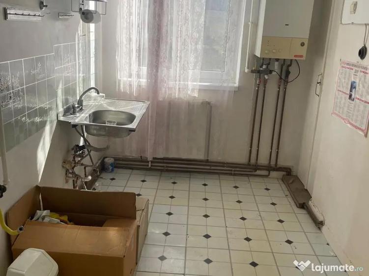 Apartament cu 3 camere semidecomandat în Central