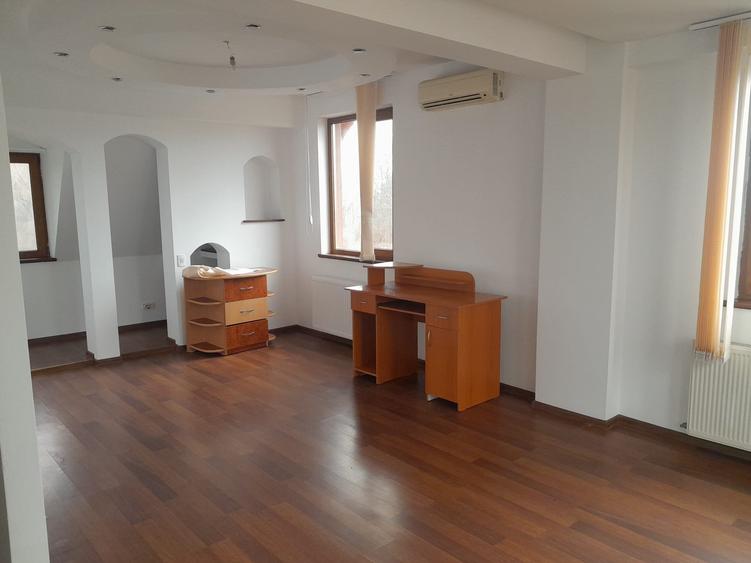 Casă cu 8 camere cu Teren 1450 Mp în Joița