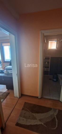 Trei camere etajul 1 , apartament Central.