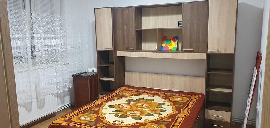Apartament cu 3 camere semidecomandat în Simeria