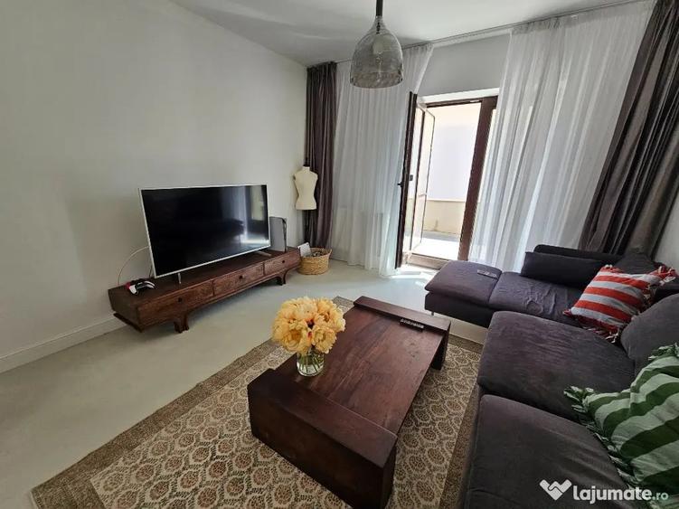 Apartament cu 3 camere semidecomandat, mobilat în Victoriei