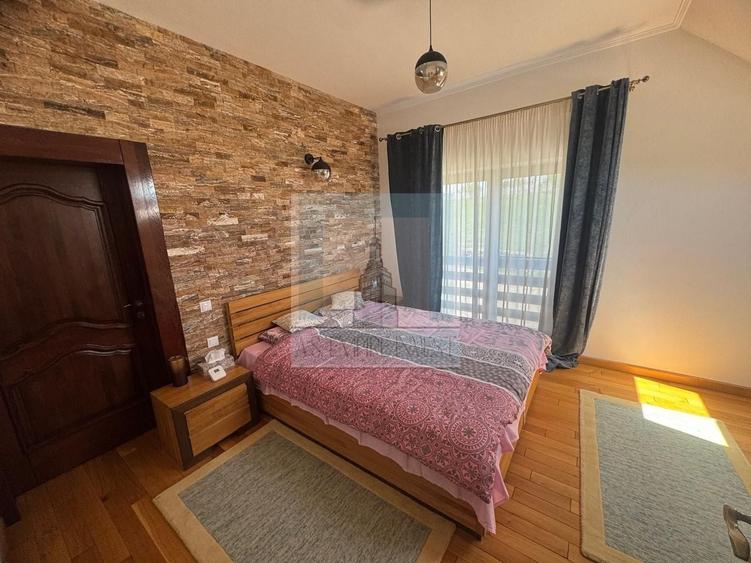 Casă individuală cu 11 camere cu Canalizare în Hoghiz