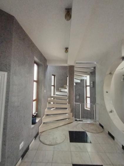 Casă individuală cu 7 camere cu Teren 527 Mp în Preajba