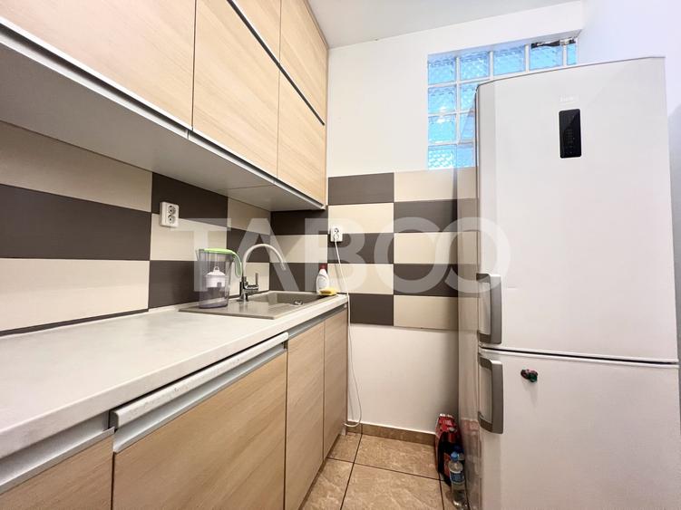 Apartament cu 3 camere semidecomandat, mobilat în Central