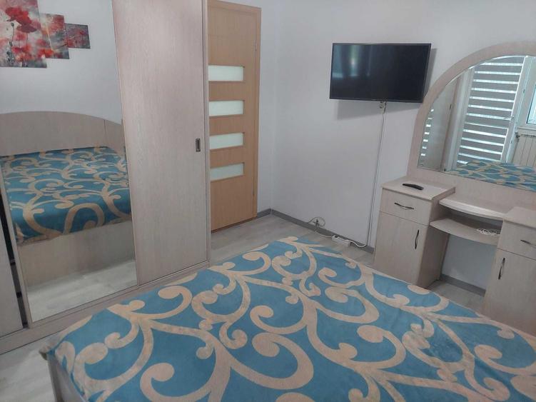 Apartament cu 3 camere decomandat, mobilat în Casa de Cultură