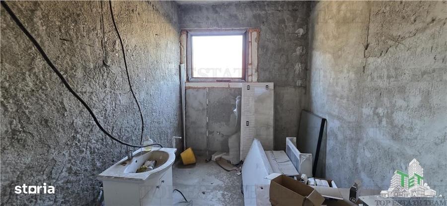Casă cu 4 camere cu Teren 1643 Mp în Domnești