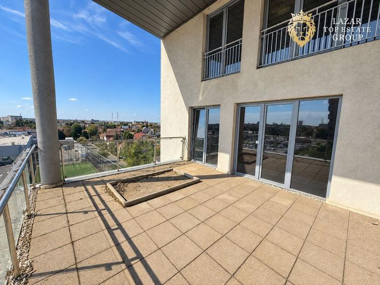 Penthouse cu 4 camere semidecomandat în Banu Mărăcine