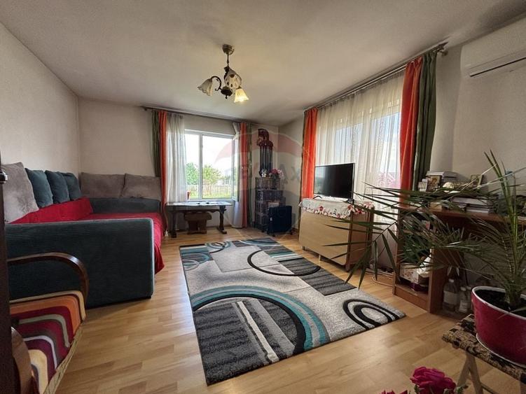Casă individuală cu 10 camere cu Teren 1085 Mp în Țegheș