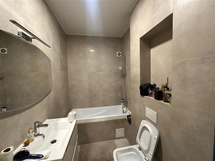 Apartament cu 4 camere decomandat, mobilat în Aeroport