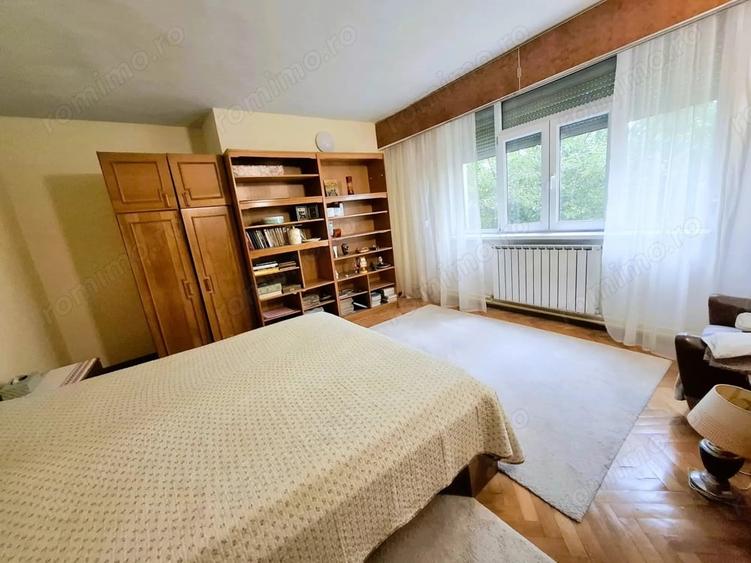 Casă cu 6 camere cu Teren 3150 Mp în Central