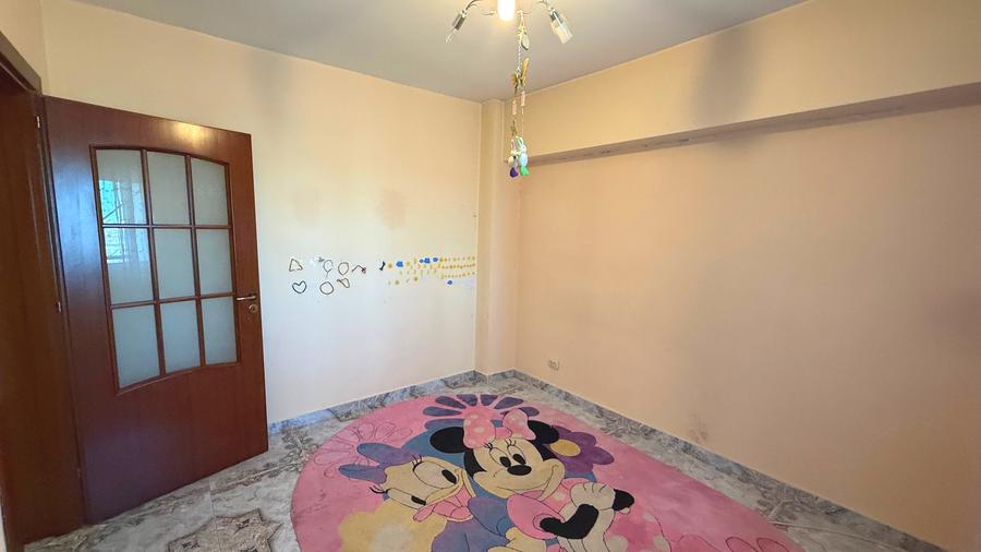 Apartament cu 4 camere decomandat în P-ța Muncii