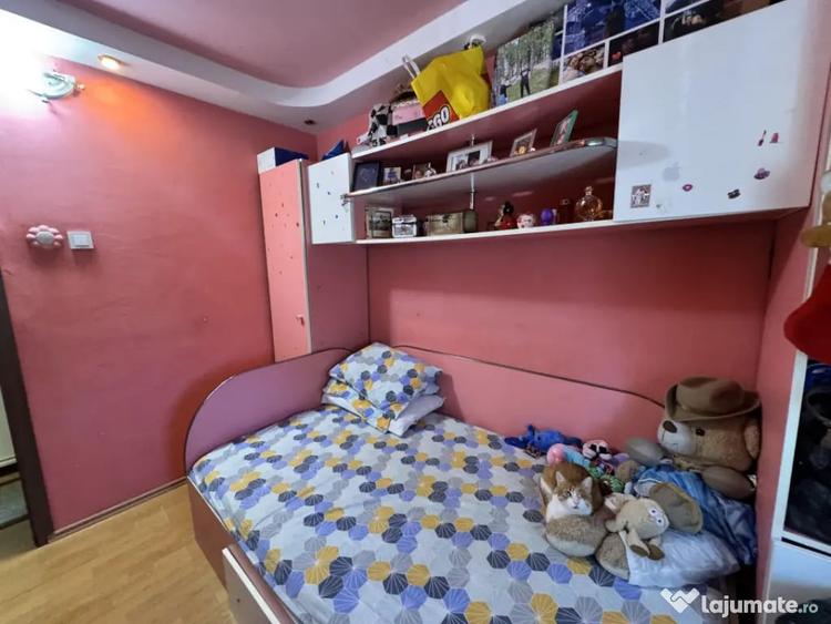 Apartament cu 3 camere semidecomandat în Craiovița Nouă