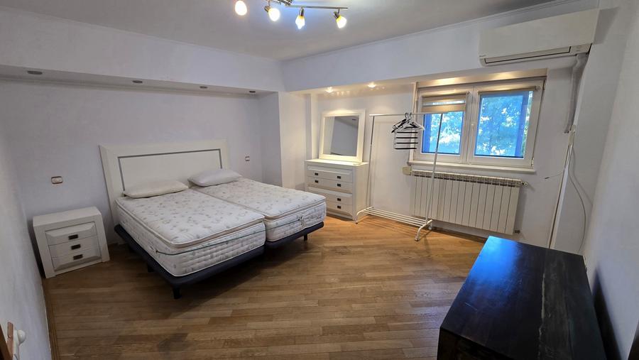 Apartament cu 4 camere semidecomandat, mobilat în Decebal