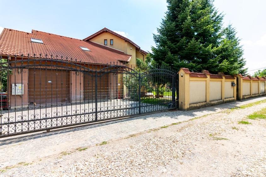 Casă individuală cu 7 camere cu Teren 3249 Mp în Central