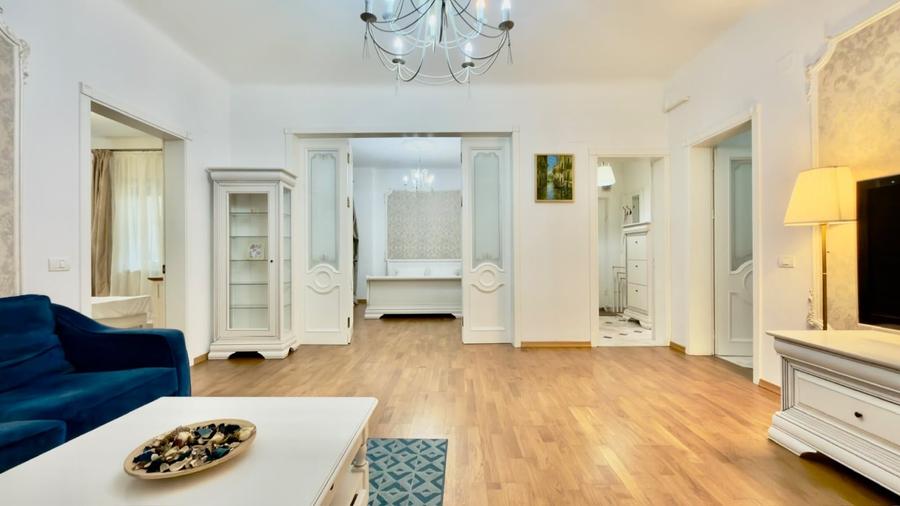 Apartament cu 3 camere semidecomandat în Universitate