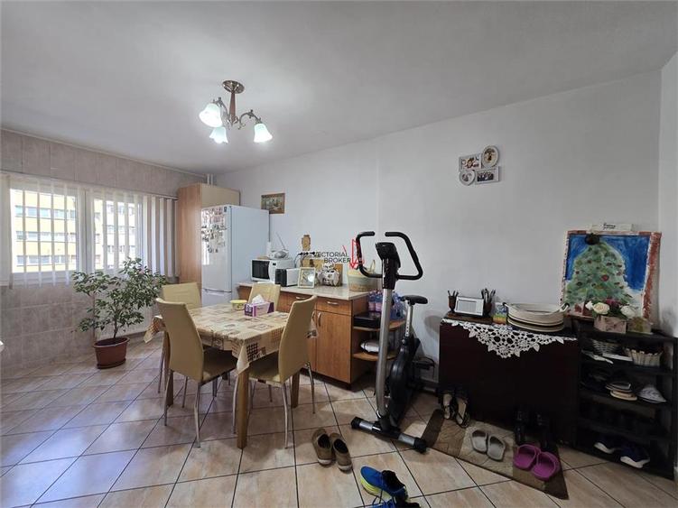 Apartament cu 2 camere semidecomandat în Colentina