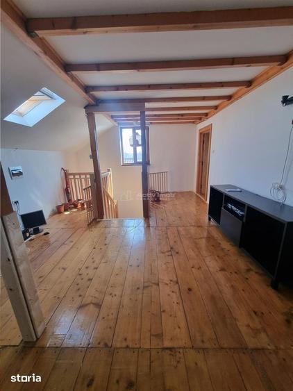 Casă cu 5 camere cu Teren 1694 Mp în Nanov