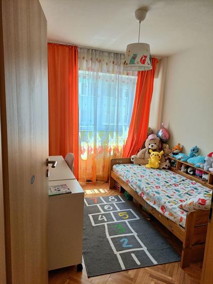 Apartament cu 3 camere decomandat în Panduri
