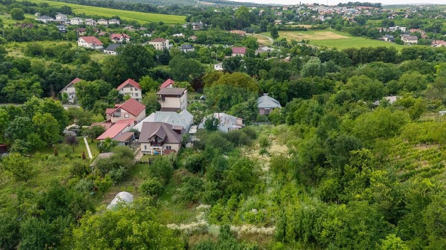 Teren Construcții intravilan de 2700 mp, în Bucium