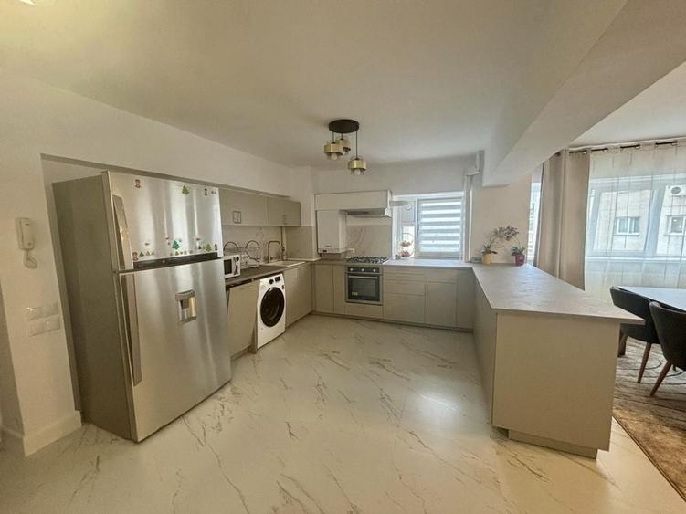 Apartament cu 3 camere semidecomandat în Runcu