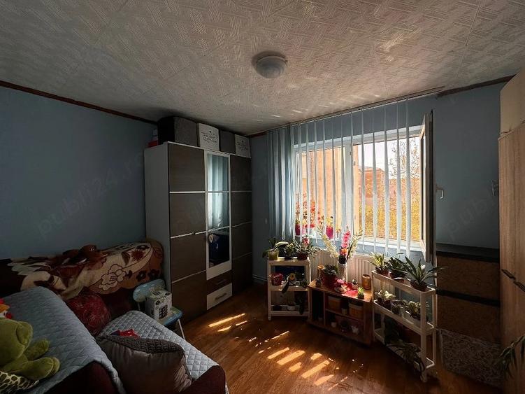 Apartament cu 3 camere semidecomandat în Gojdu