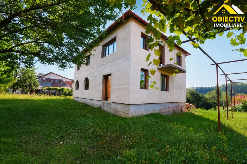 Casă individuală cu 4 camere cu Teren 1078 Mp în Borlești