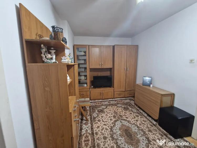 Apartament cu 2 camere semidecomandat, mobilat în Decebal