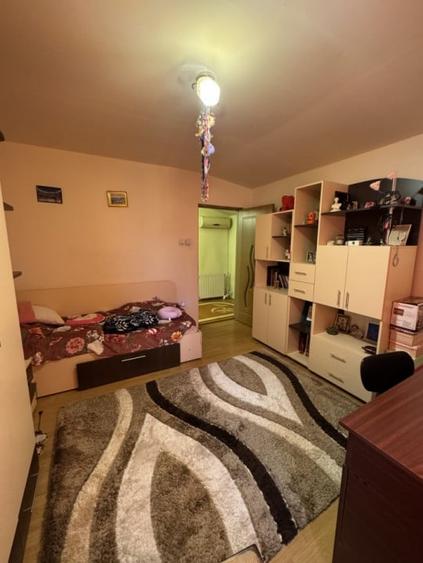 Casă individuală cu 6 camere cu Canalizare în Ultracentral