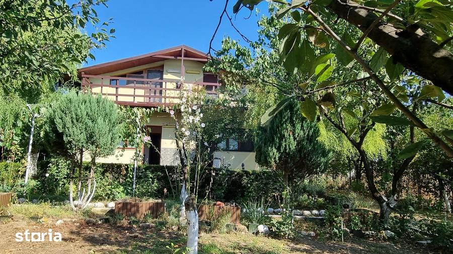 Casă cu 5 camere cu Teren 1000 Mp în Central