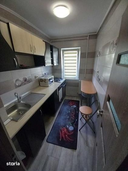 Apartament cu 3 camere semidecomandat în Micro 6