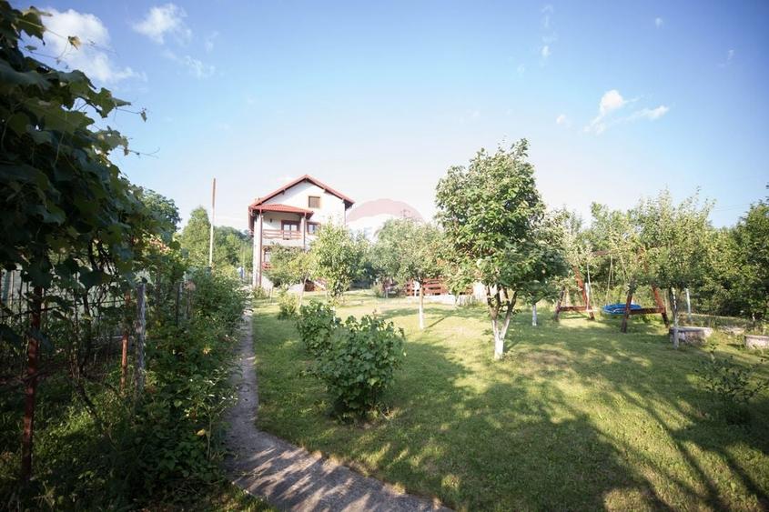Casă / Vilă cu 8 camere de vânzare - 35