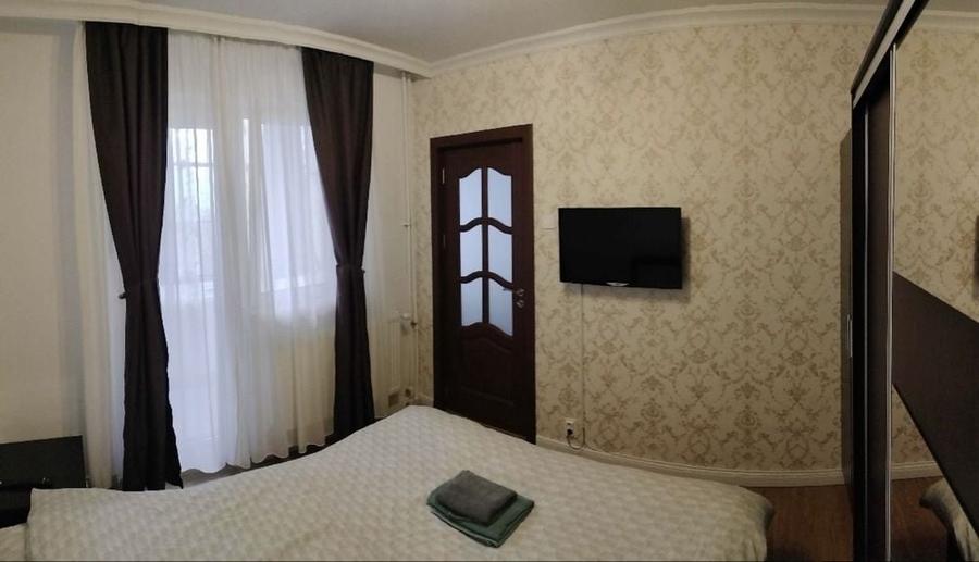 Apartament cu 3 camere semidecomandat în Craiovița Nouă