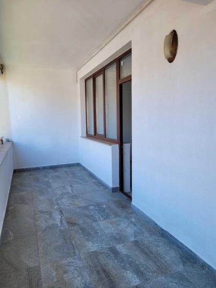 Apartament cu 3 camere decomandat în Tractorul