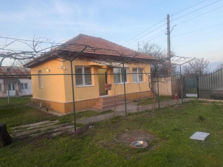 Casă individuală cu 3 camere cu Teren 1090 Mp în Pielești