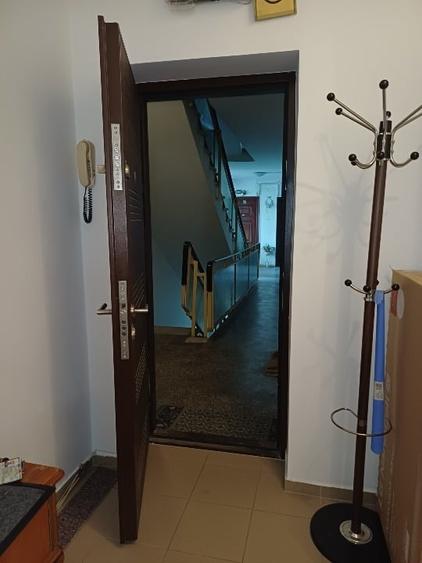 Apartament cu 3 camere semidecomandat, mobilat în Titan