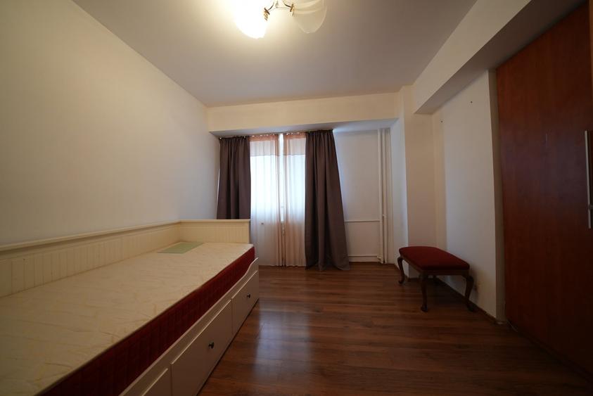 Apartament cu 4 camere decomandat, mobilat în Victoriei