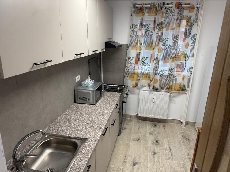 Apartament cu 4 camere semidecomandat, mobilat în Dristor