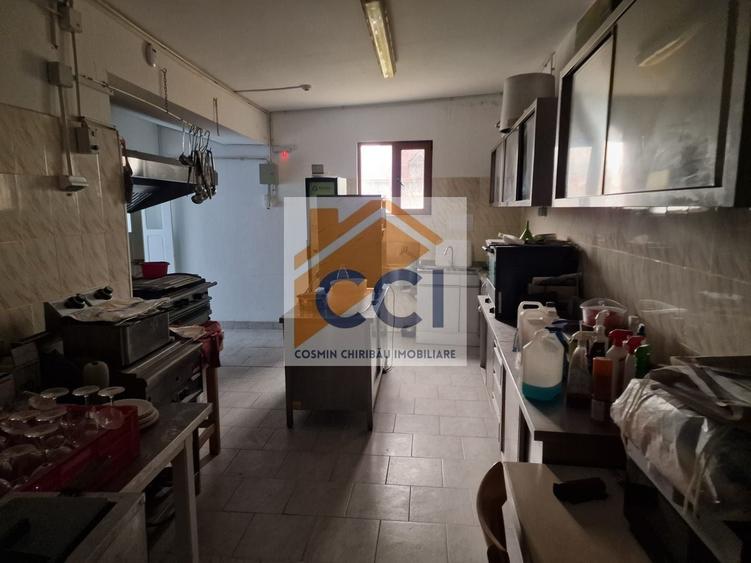 Casă individuală cu 8 camere cu Canalizare în Măgura