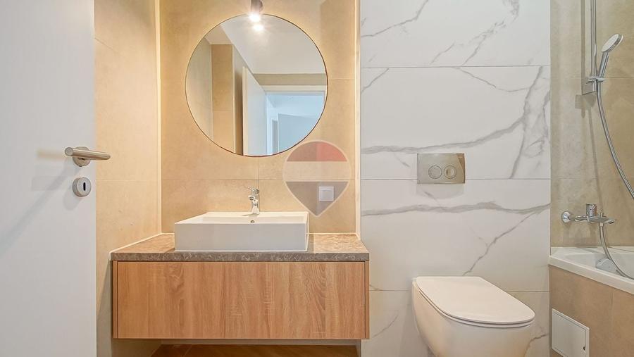 Apartament cu 3 camere decomandat în Tractorul