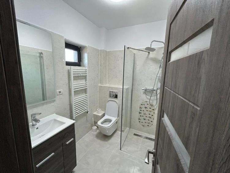 Duplex cu 6 camere cu Canalizare în Domnești