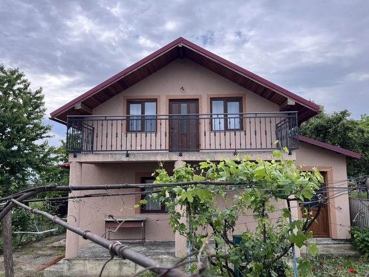 Casă cu 4 camere în Valea Seacă