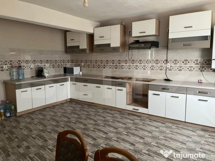 Casă cu 7 camere cu Teren 564 Mp în Central